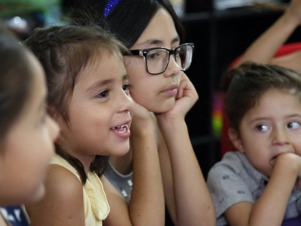 Niñas y niños atentos durante su clase dominical