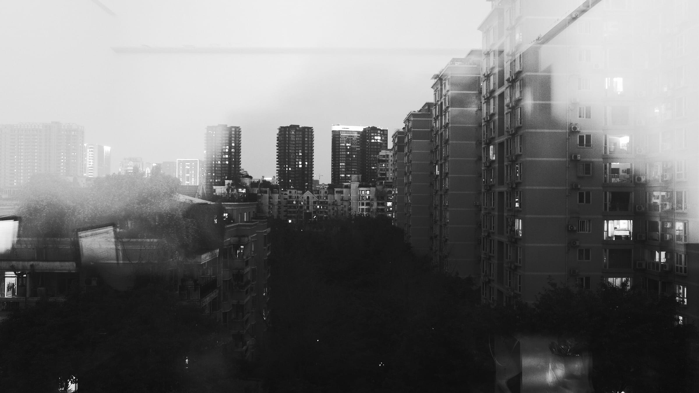 Edificios de la ciudad entre la niebla, en blanco y negro