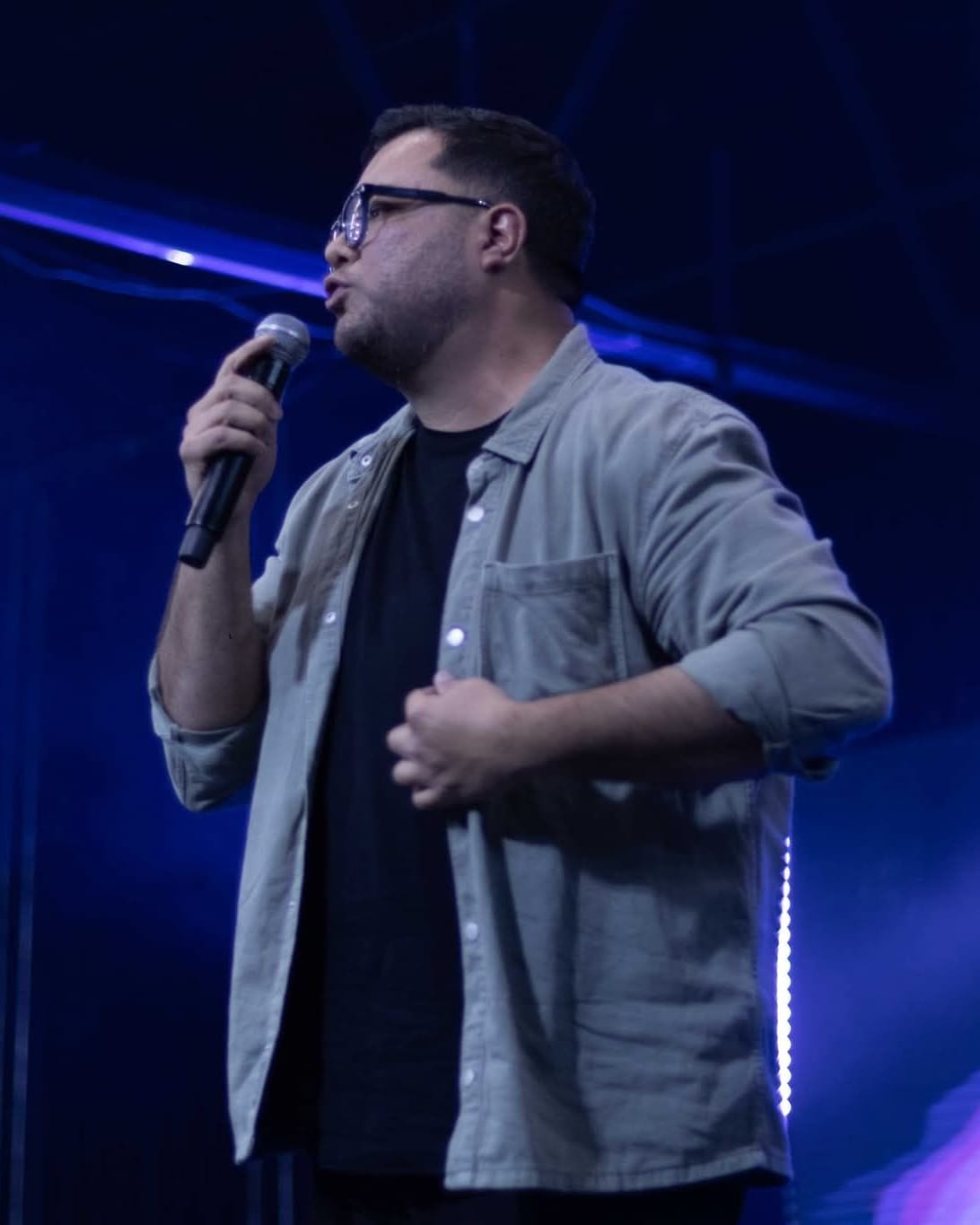 El pastor Josué García predicando con micrófono en el escenario